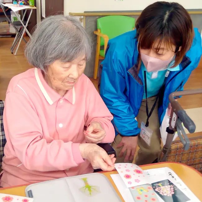 デコパージュ桜介護施設で作品作りを楽しむ様子1