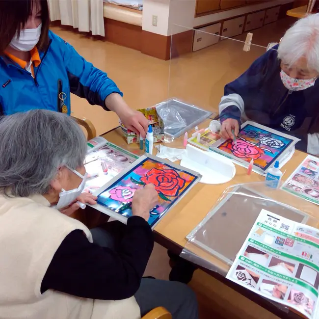 サンドアートバラ介護施設で作品作りを楽しむ様子1