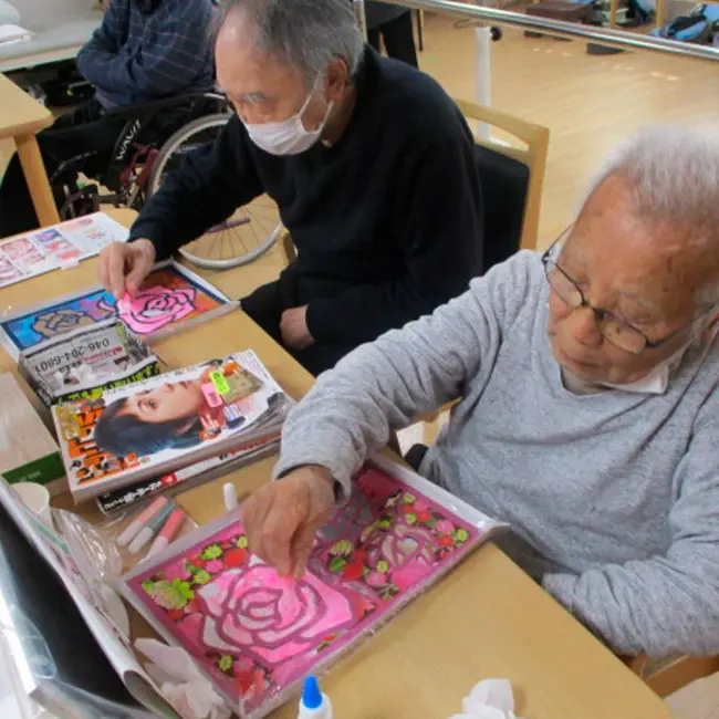 サンドアートバラ介護施設で作品作りを楽しむ様子3