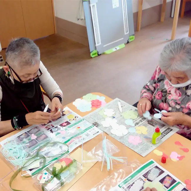 ペーパーアートフラワーボックス介護施設で作品作りを楽しむ様子2
