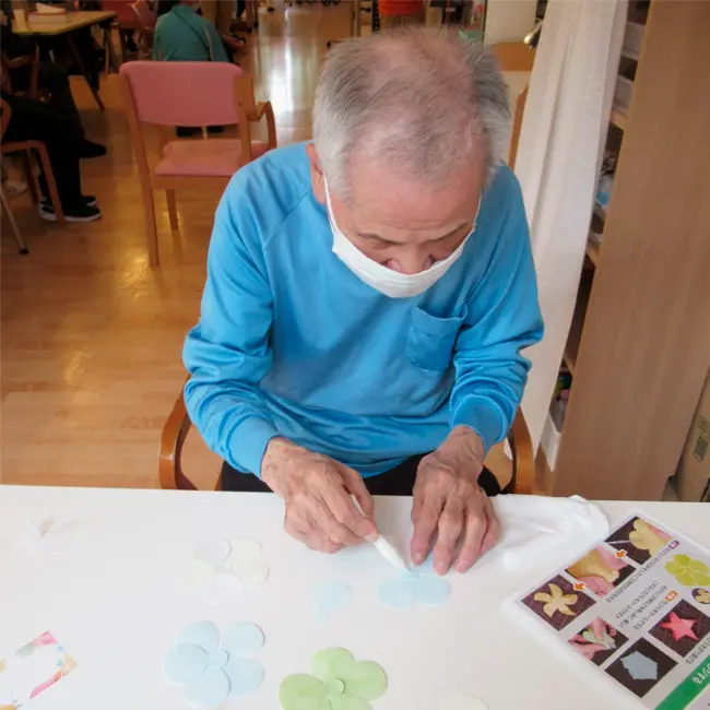 ペーパーアートフラワーボックス介護施設で作品作りを楽しむ様子3