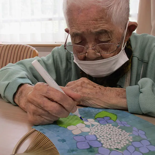 デコレーションペイント紫陽花介護施設で作品作りを楽しむ様子1