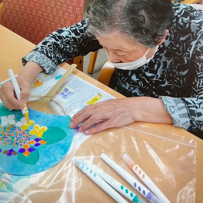 デコレーションペイント紫陽花介護施設で作品作りを楽しむ様子2
