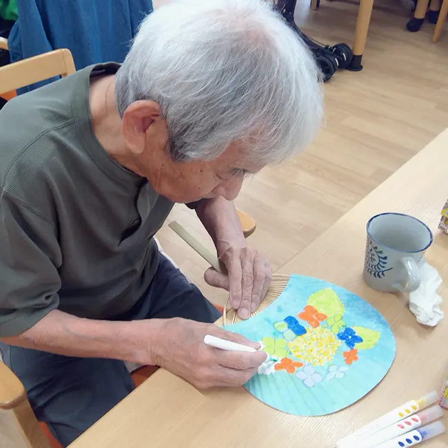 デコレーションペイント紫陽花介護施設で作品作りを楽しむ様子4