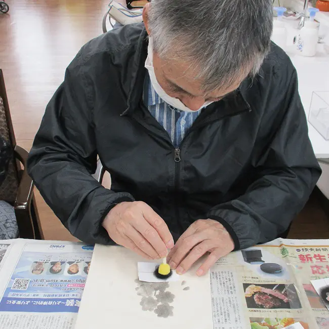 ファブリックステンシルトートバッグ介護施設で作品作りを楽しむ様子3