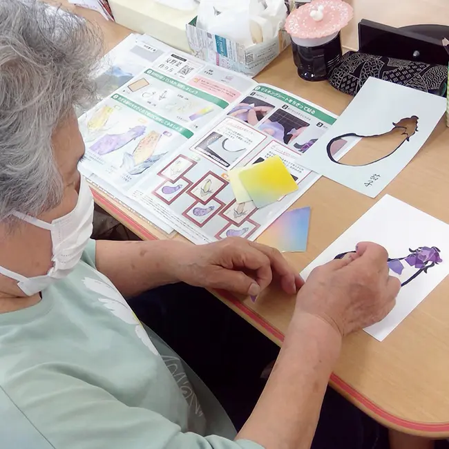 ペーパーコラージュ夏野菜介護施設で作品作りを楽しむ様子1