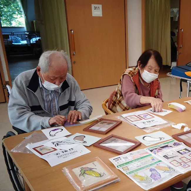 ペーパーコラージュ夏野菜介護施設で作品作りを楽しむ様子2