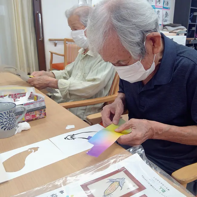 ペーパーコラージュ夏野菜介護施設で作品作りを楽しむ様子4