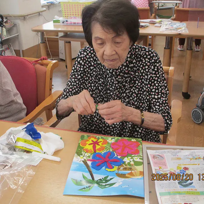 クレイアートハイビスカス介護施設で作品作りを楽しむ様子1