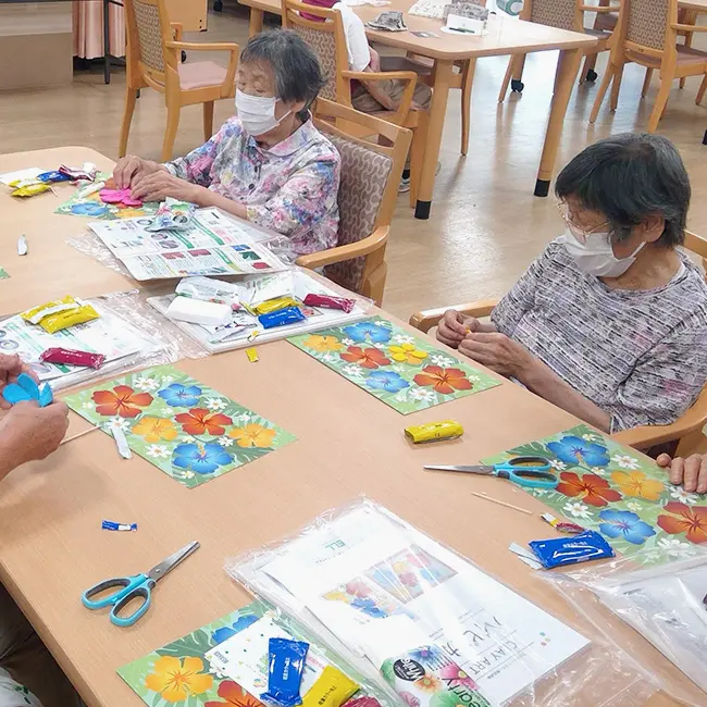 クレイアートハイビスカス介護施設で作品作りを楽しむ様子2