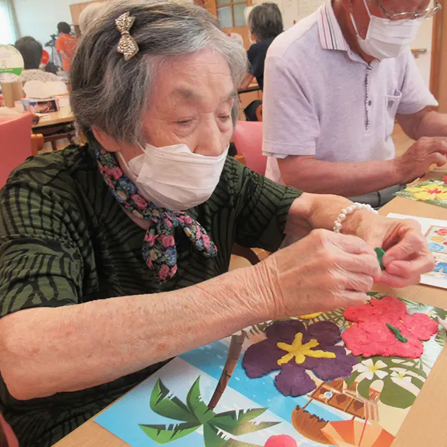 クレイアートハイビスカス介護施設で作品作りを楽しむ様子3