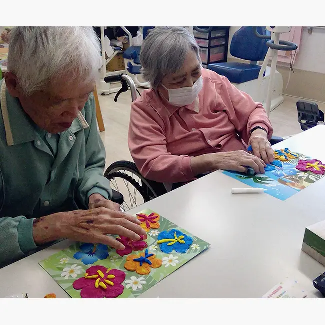 クレイアートハイビスカス介護施設で作品作りを楽しむ様子4