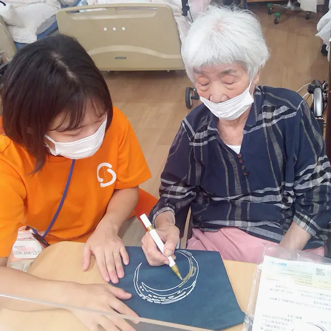 ファブリックペイント和柄巾着介護施設で作品作りを楽しむ様子1