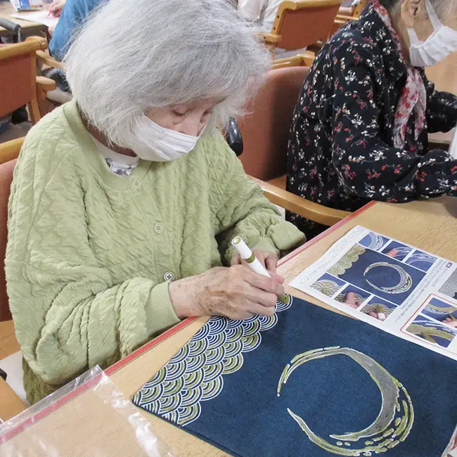 ファブリックペイント和柄巾着介護施設で作品作りを楽しむ様子2