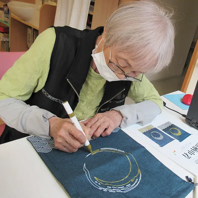 ファブリックペイント和柄巾着介護施設で作品作りを楽しむ様子3
