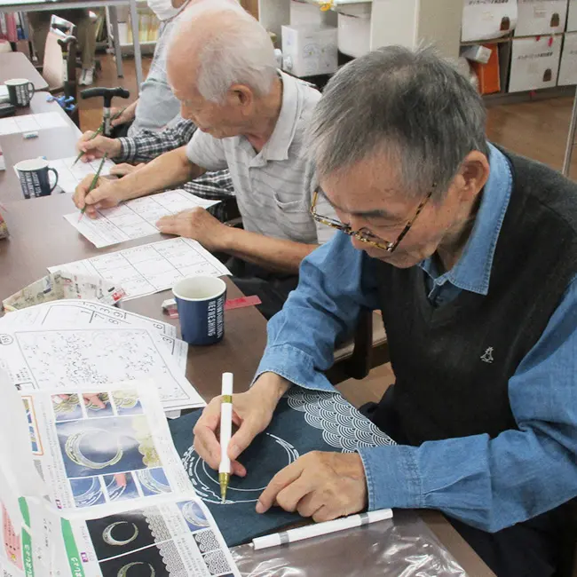 ファブリックペイント和柄巾着介護施設で作品作りを楽しむ様子4