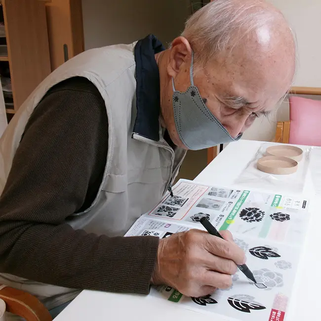 トレーシングアート牡丹介護施設で作品作りを楽しむ様子1