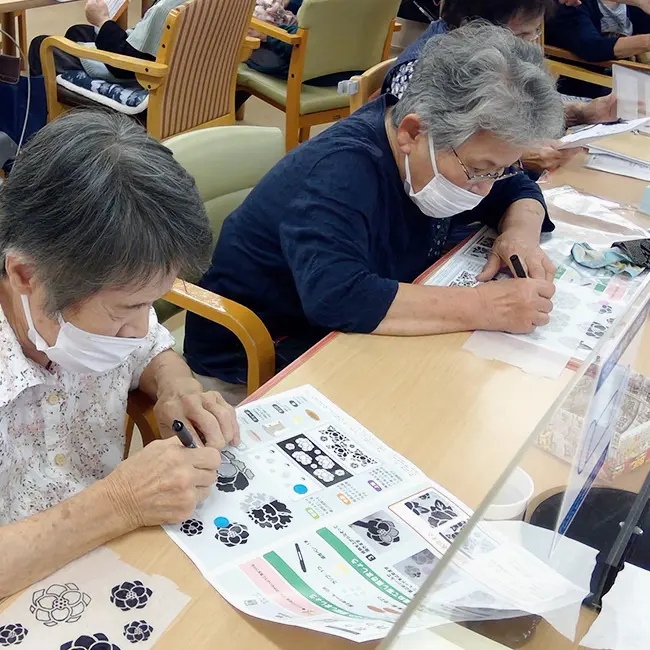 トレーシングアート牡丹介護施設で作品作りを楽しむ様子2