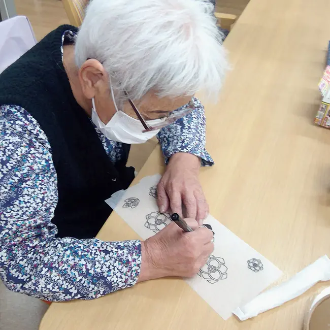 トレーシングアート牡丹介護施設で作品作りを楽しむ様子3