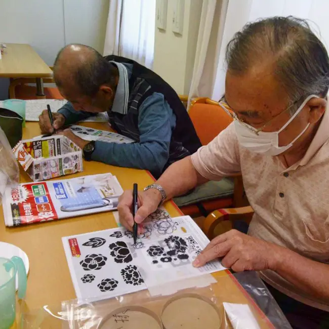 トレーシングアート牡丹介護施設で作品作りを楽しむ様子4
