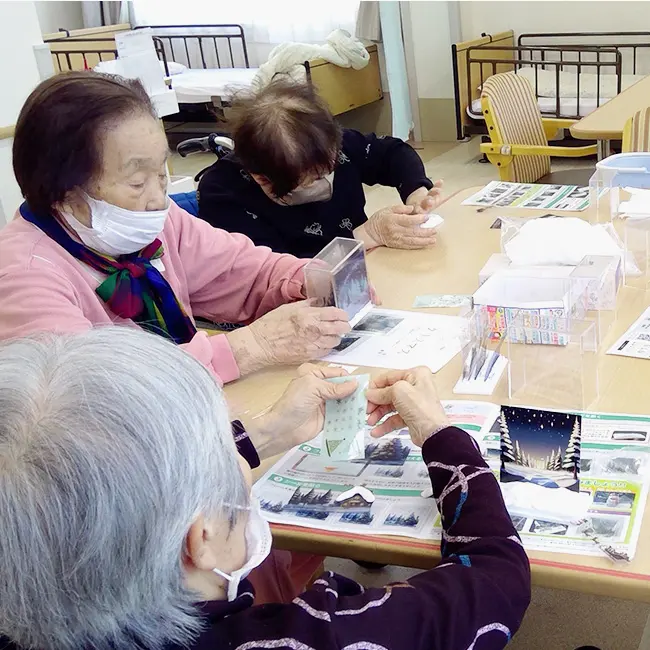 3Dアートクリスマス介護施設で作品作りを楽しむ様子1