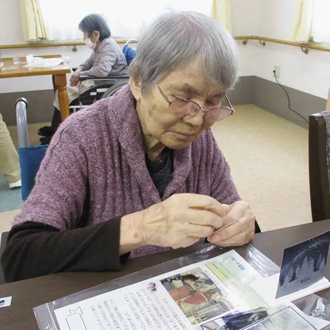 3Dアートクリスマス介護施設で作品作りを楽しむ様子2