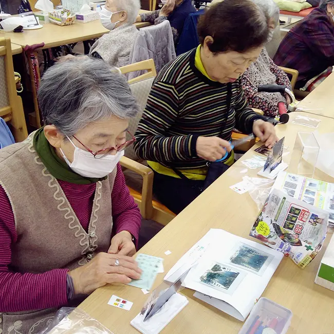 3Dアートクリスマス介護施設で作品作りを楽しむ様子3