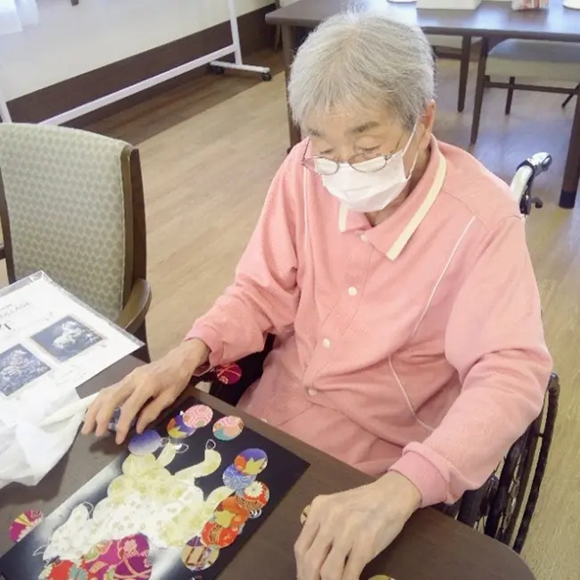 クロスコラージュ午介護施設で作品作りを楽しむ様子1