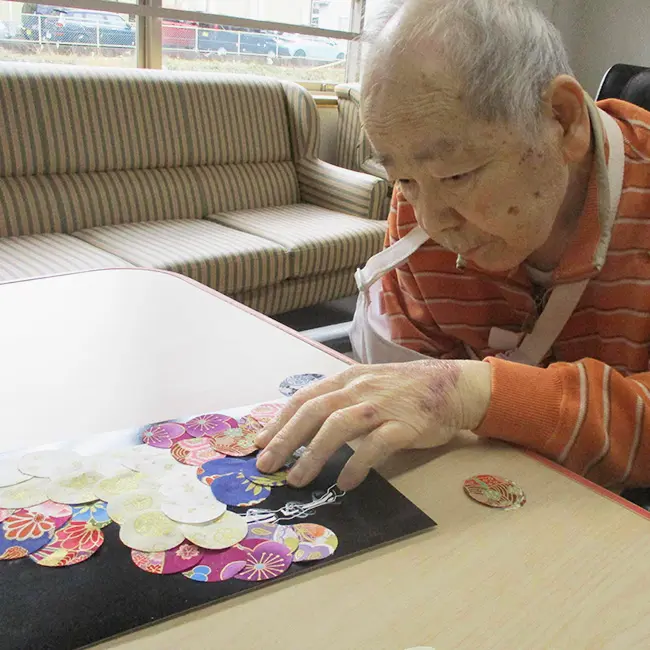 クロスコラージュ午介護施設で作品作りを楽しむ様子2