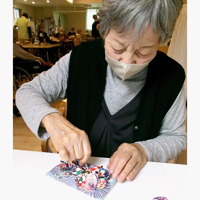 ファブリックアレンジメントタペストリー介護施設で作品作りを楽しむ様子1