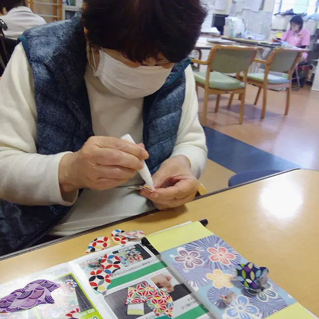 ファブリックアレンジメントタペストリー介護施設で作品作りを楽しむ様子3
