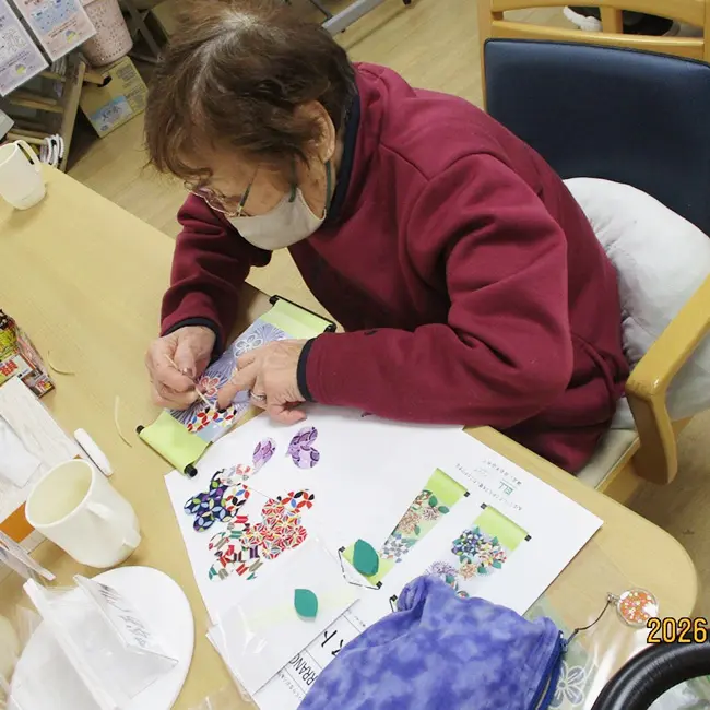 ファブリックアレンジメントタペストリー介護施設で作品作りを楽しむ様子4