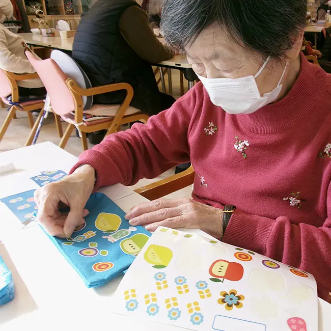 デコパージュポーチ介護施設で作品作りを楽しむ様子1