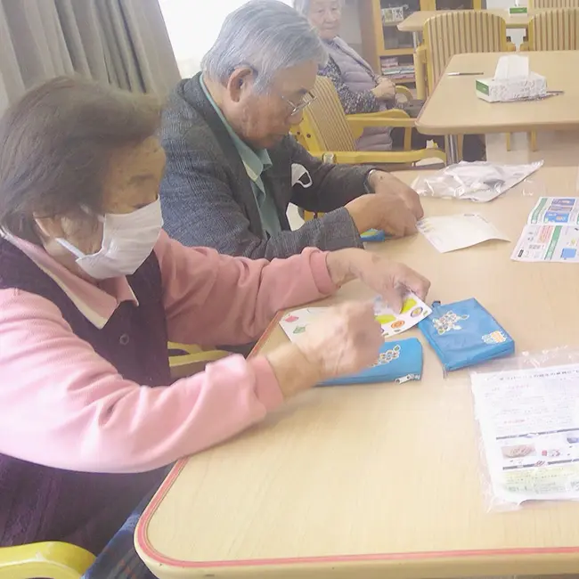 デコパージュポーチ介護施設で作品作りを楽しむ様子2