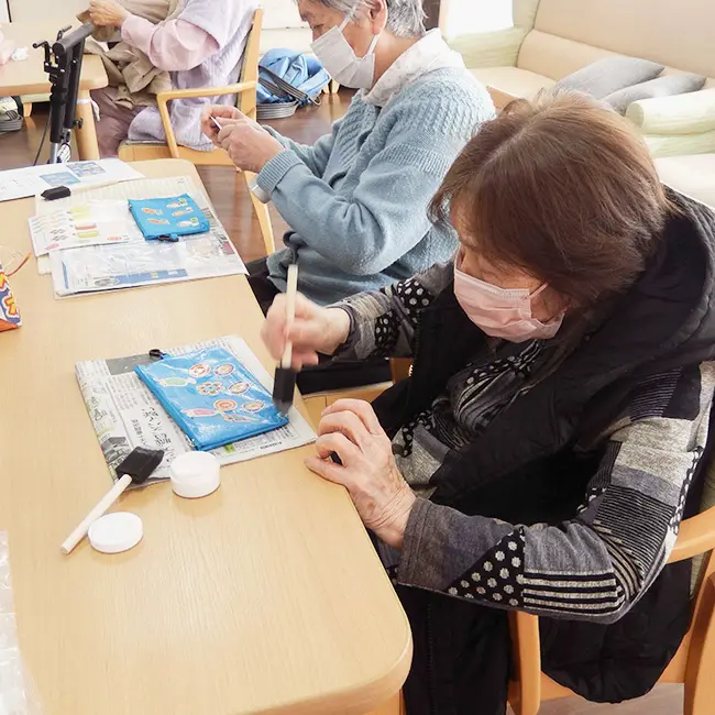 デコパージュポーチ介護施設で作品作りを楽しむ様子3