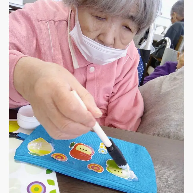 デコパージュポーチ介護施設で作品作りを楽しむ様子4