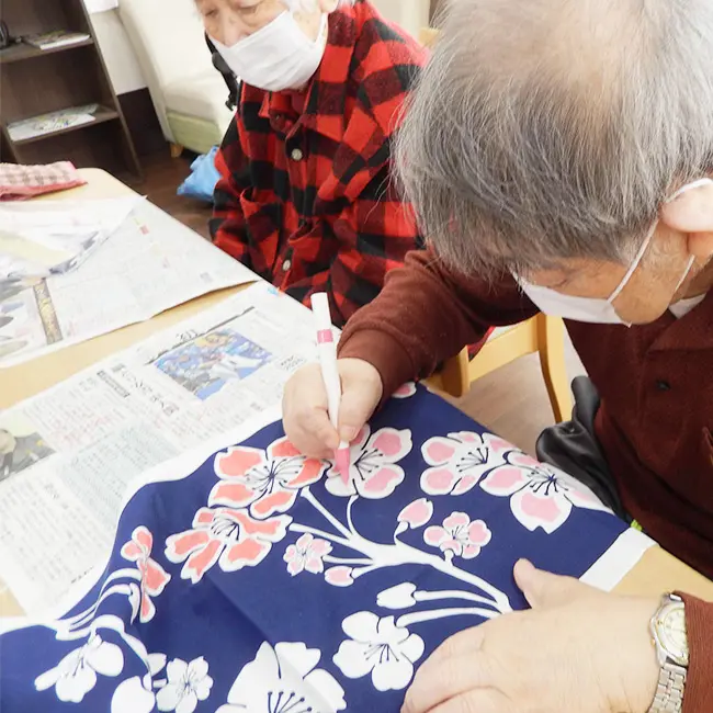 ファブリックペイント桜介護施設で作品作りを楽しむ様子1