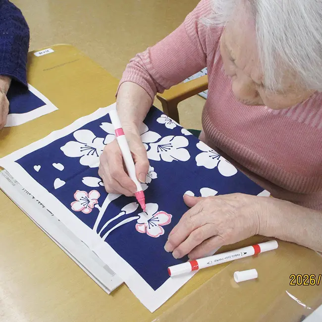 ファブリックペイント桜介護施設で作品作りを楽しむ様子2