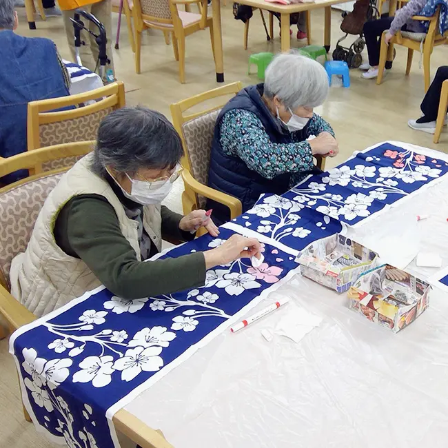 ファブリックペイント桜介護施設で作品作りを楽しむ様子3