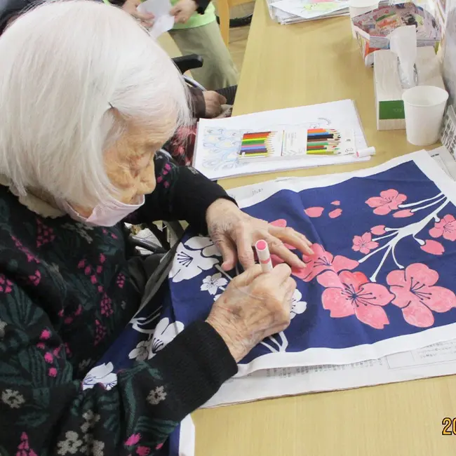 ファブリックペイント桜介護施設で作品作りを楽しむ様子4
