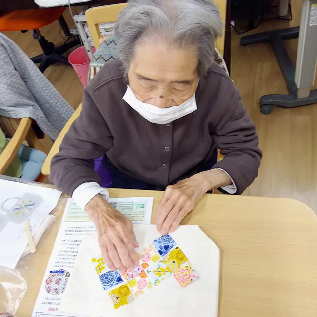 パッチワークトートバッグ介護施設で作品作りを楽しむ様子2
