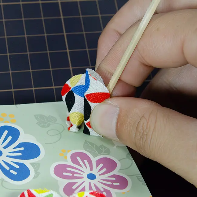 ファブリックアレンジメント「タペストリー」介護レクリエーション作成風景2